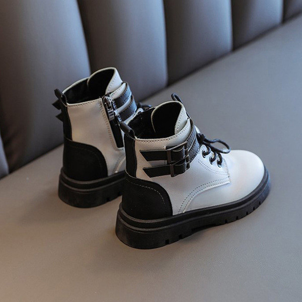 Öko bőrből készült gyerekcsizma csatokkal és fűzős lányoknak