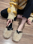 Lapos talpú és pehelyű női cipő