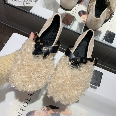 Lapos talpú és pehelyű női cipő