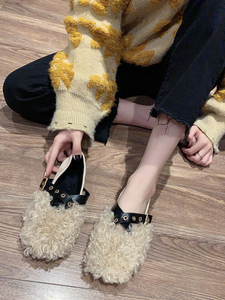 Lapos talpú és pehelyű női cipő