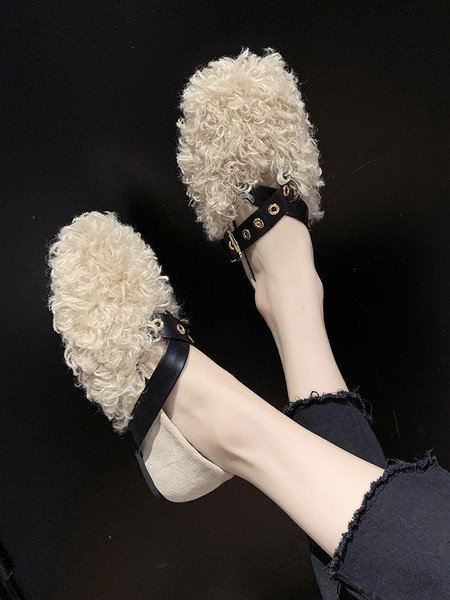 Lapos talpú és pehelyű női cipő