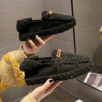 Γυναικεία παπούτσια με μεταλλική αλυσίδα και επίπεδη σόλα