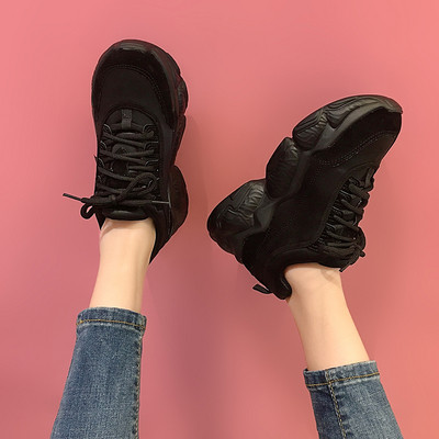 Új női tornacipő modell fűzős és durva talpú