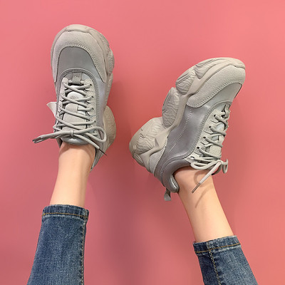 Új női tornacipő modell fűzős és durva talpú