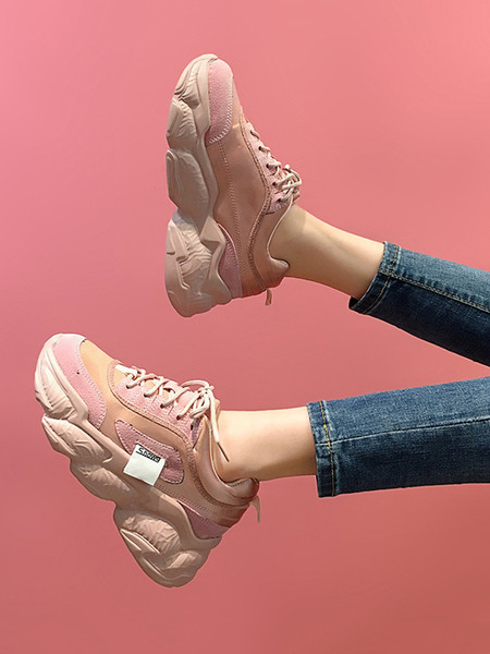 Új női tornacipő modell fűzős és durva talpú