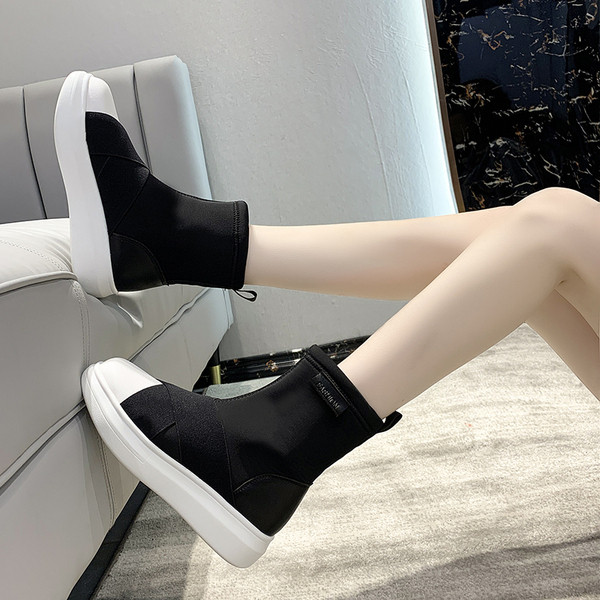 Modern női csizma lapos talppal, fekete színben