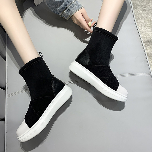 Modern női csizma lapos talppal, fekete színben