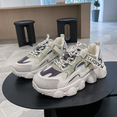 Μοντέρνα γυναικεία αθλητικά παπούτσια με υψηλή τραχιά σόλα