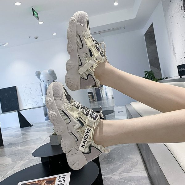 Μοντέρνα γυναικεία αθλητικά παπούτσια με υψηλή τραχιά σόλα