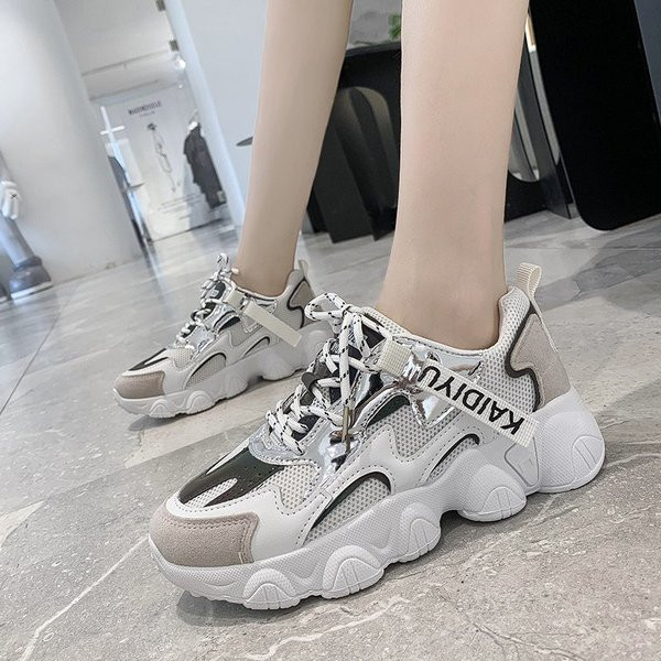 Μοντέρνα γυναικεία αθλητικά παπούτσια με υψηλή τραχιά σόλα