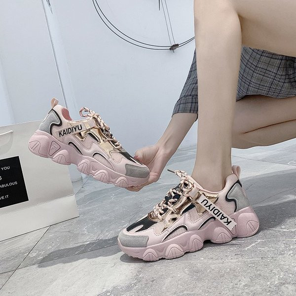 Μοντέρνα γυναικεία αθλητικά παπούτσια με υψηλή τραχιά σόλα