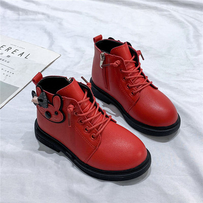 Σύγχρονες παιδικές μπότες με τρισδιάστατο στοιχείο και συνδέσεις