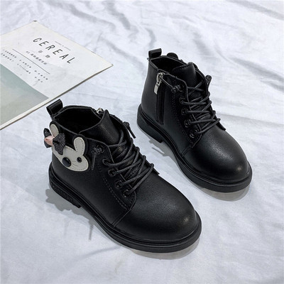 Σύγχρονες παιδικές μπότες με τρισδιάστατο στοιχείο και συνδέσεις