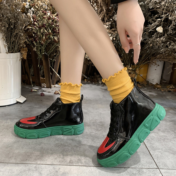 Naiste nahast tossud kõrge paeltega mudel