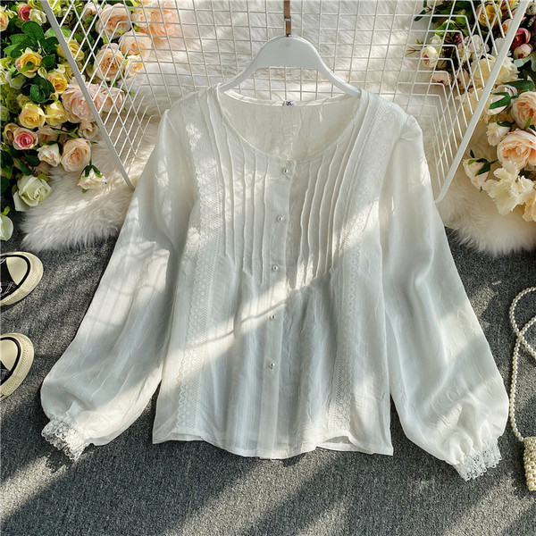 Modern női ing gyöngyökkel és csipkével