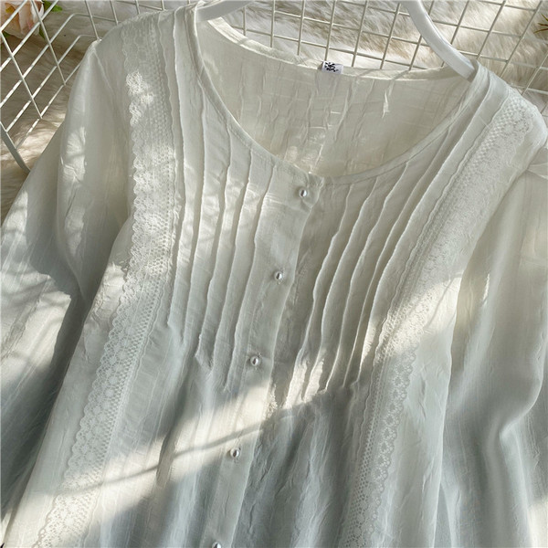 Modern női ing gyöngyökkel és csipkével