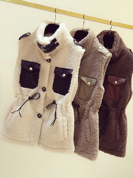 Naiste sulevest taskute ja lipsudega