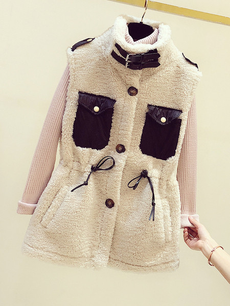 Naiste sulevest taskute ja lipsudega