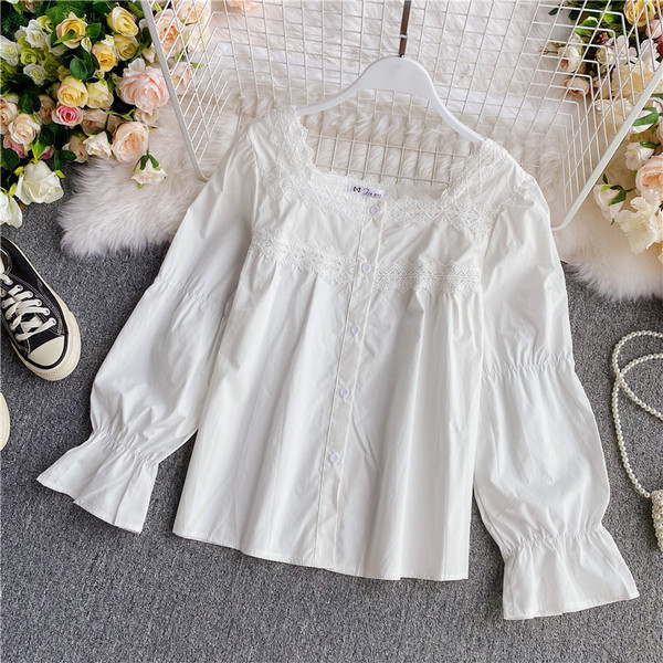 Női ing négyzet alakú nyakkivágással és gombokkal