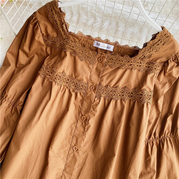 Női ing négyzet alakú nyakkivágással és gombokkal