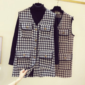 Kockás női mellény zsebekkel és gombokkal