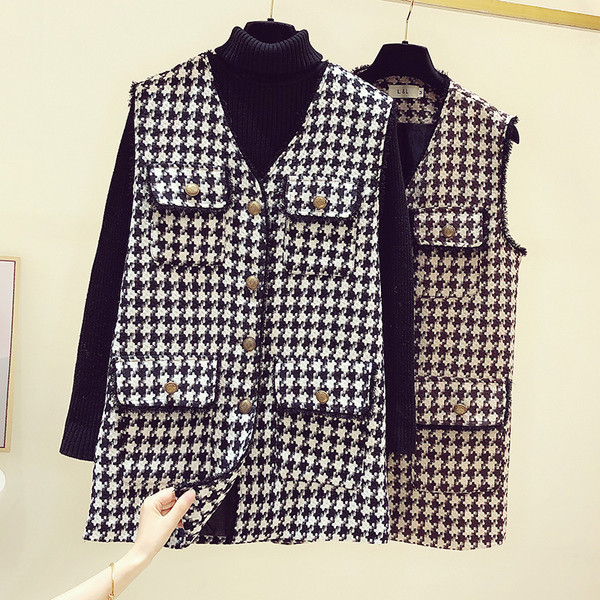 Kockás női mellény zsebekkel és gombokkal