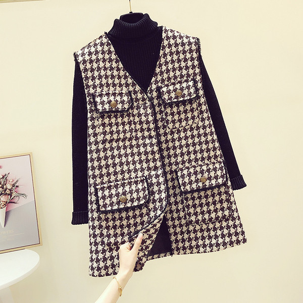 Kockás női mellény zsebekkel és gombokkal