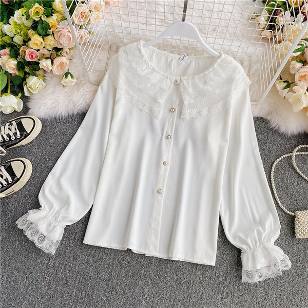 Stílusos női ing csipkével és kerek nyakkivágással