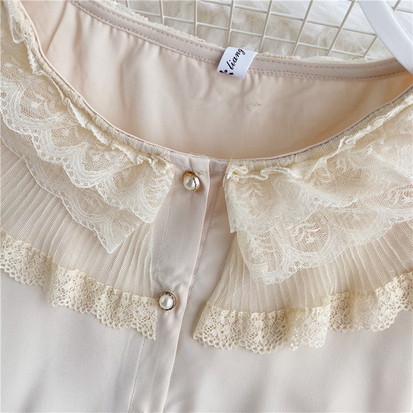 Stílusos női ing csipkével és kerek nyakkivágással