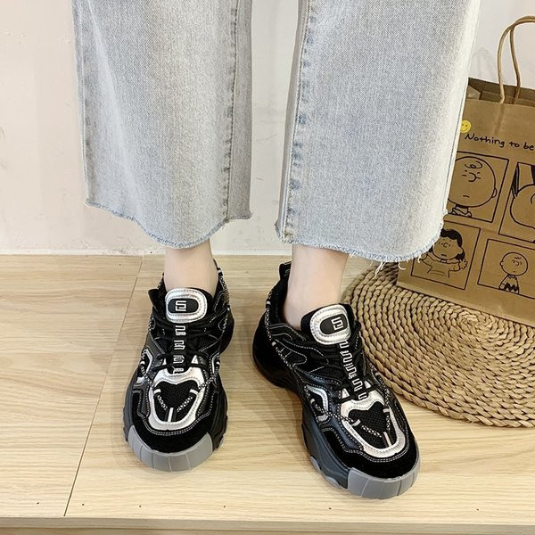 Női alkalmi tornacipő magas talppal, fűzővel és feliratokkal