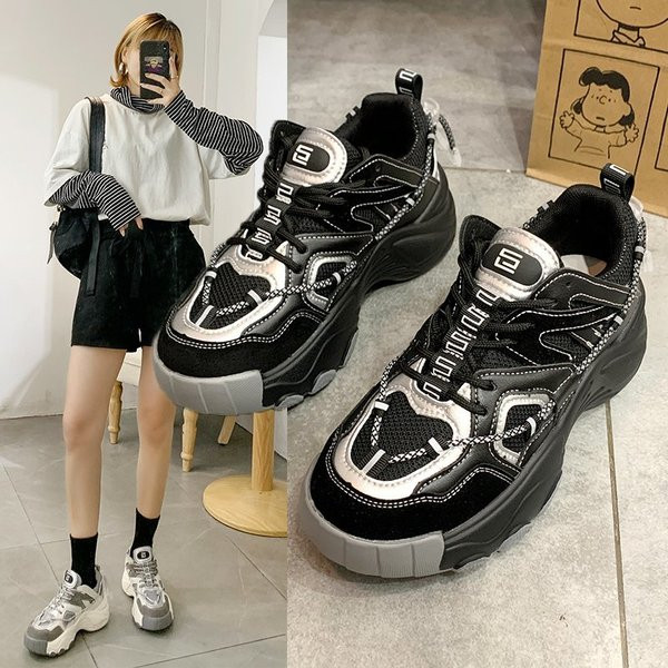 Női alkalmi tornacipő magas talppal, fűzővel és feliratokkal