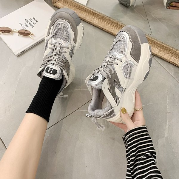 Női alkalmi tornacipő magas talppal, fűzővel és feliratokkal