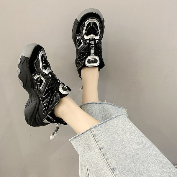 Női alkalmi tornacipő magas talppal, fűzővel és feliratokkal