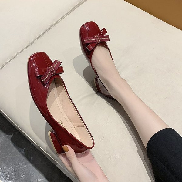 Alkalmi női bőrcipő szalaggal