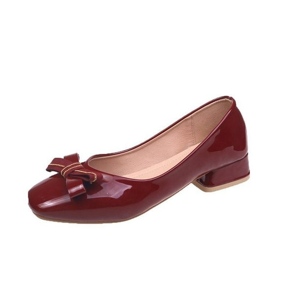 Alkalmi női bőrcipő szalaggal