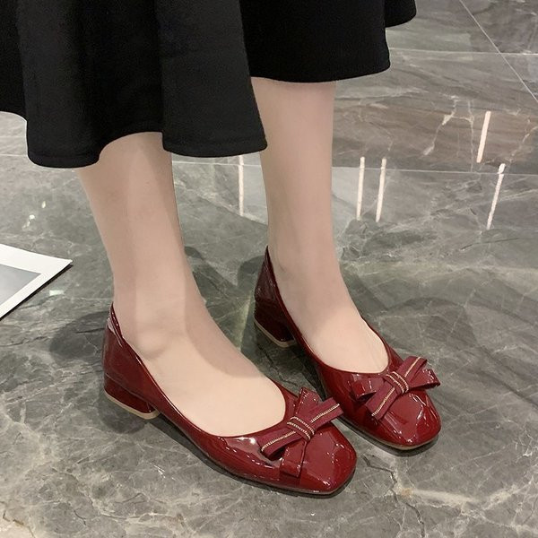 Alkalmi női bőrcipő szalaggal