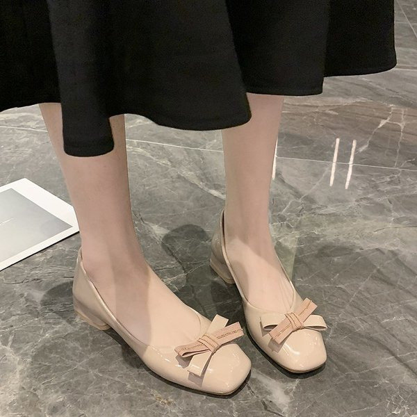 Alkalmi női bőrcipő szalaggal