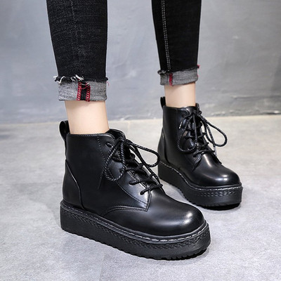 Γυναικεία casual παπούτσια με κορδόνια και επίπεδη σόλα σε μαύρο χρώμα