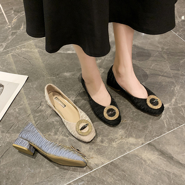 Καθημερινά πάνινα παπούτσια με μεταλλική διακόσμηση