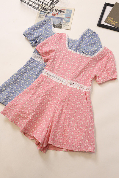 Μοντέρνες γυναικείες ολόσωμες φόρμες με τετράγωνο ντεκολτέ και κοντά μανίκια