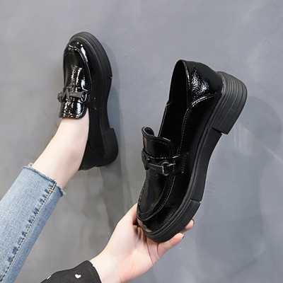 Γυναικεία έκο δερμάτινα παπούτσια με πόρπη σε μαύρο χρώμα