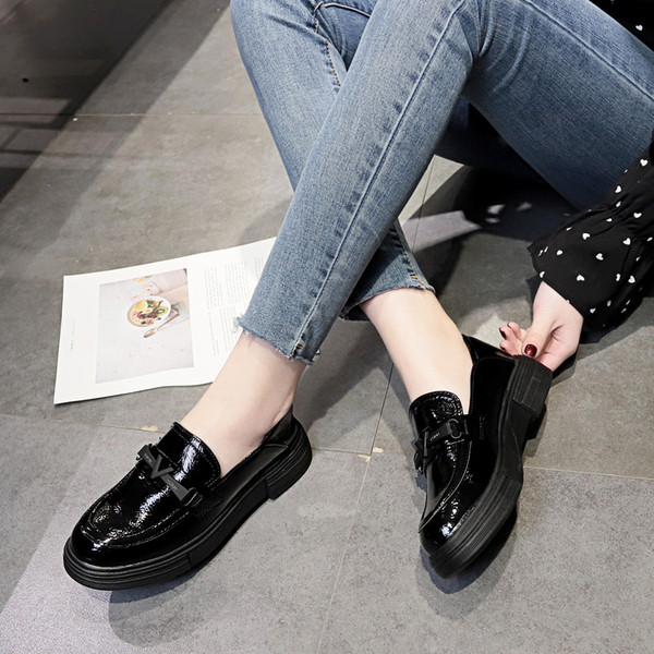 Női alkalmi bőr cipő csattal, fekete színben