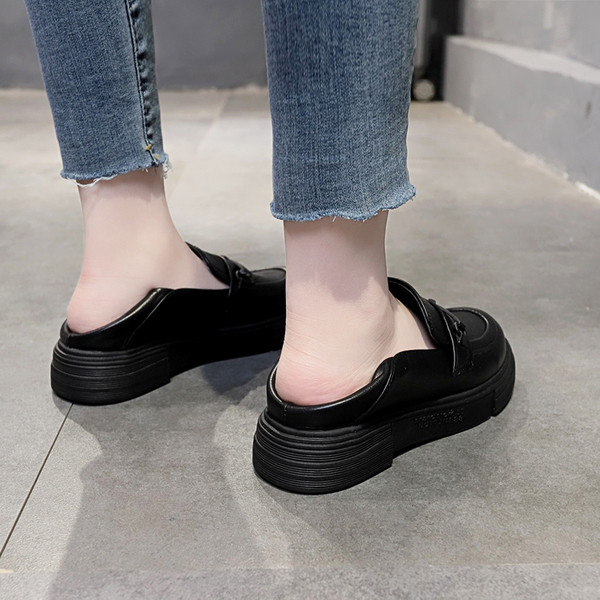 Női alkalmi bőr cipő csattal, fekete színben