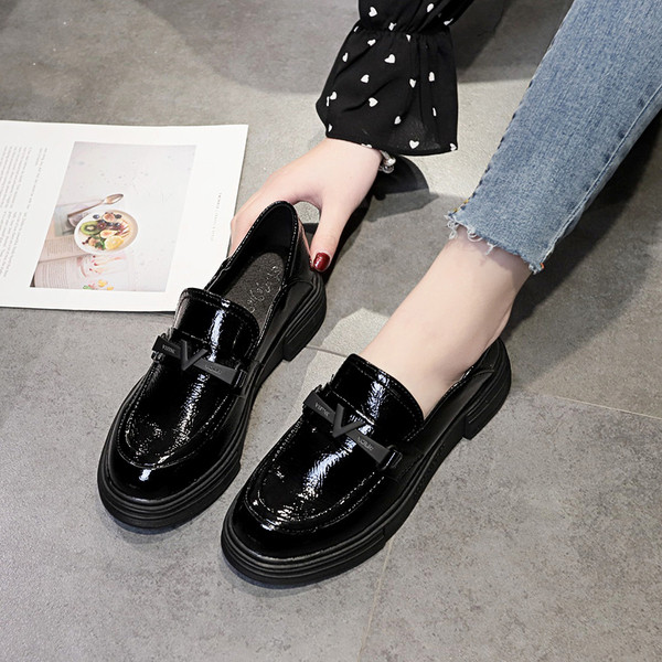 Női alkalmi bőr cipő csattal, fekete színben