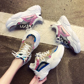 Új tornacipő modell durva talppal és hálós résszel