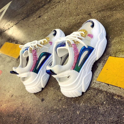 Új tornacipő modell durva talppal és hálós résszel