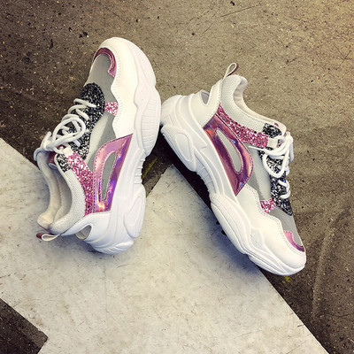 Új tornacipő modell durva talppal és hálós résszel