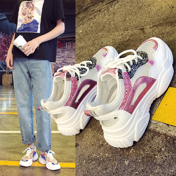 Új tornacipő modell durva talppal és hálós résszel