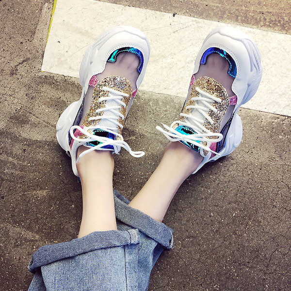 Új tornacipő modell durva talppal és hálós résszel