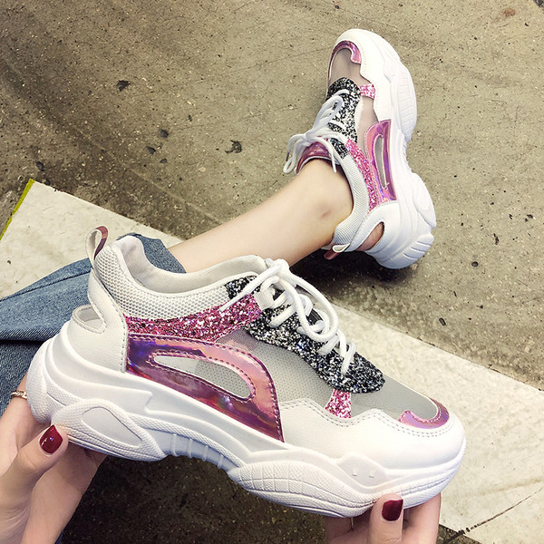 Új tornacipő modell durva talppal és hálós résszel